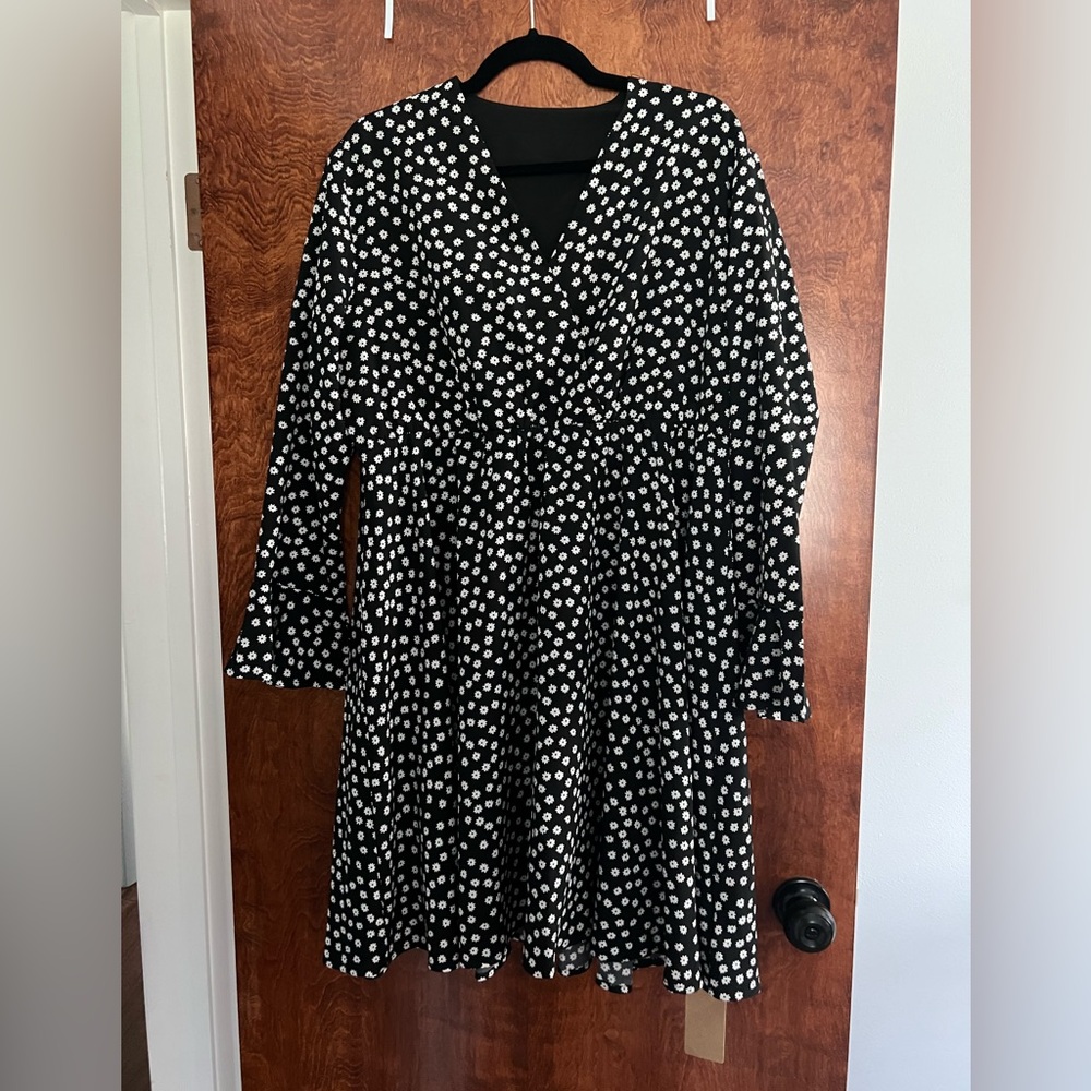 Charming Black and White Daisy Dress size XXL